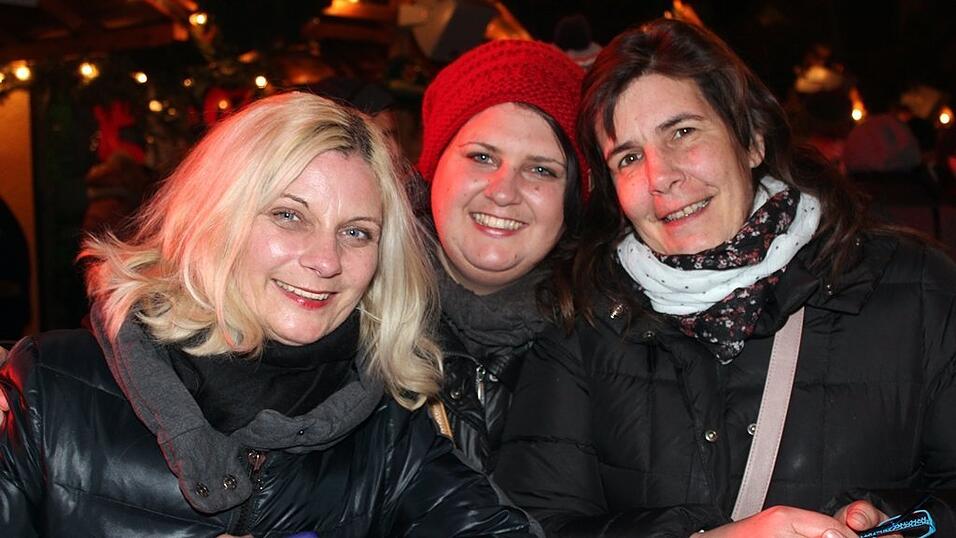 Auch am Samstag, 15. Dezember, strömten wieder etliche Besucher aus Landshut und Umgebung zur Weihnachtspyramide am Alten Viehmarkt. Auch am Samstag, 15. Dezember, strömten wieder etliche Besucher aus Landshut und Umgebung zur Weihnachtspyramide am Alten Viehmarkt.