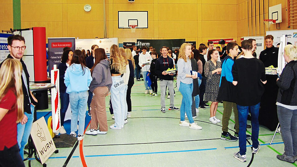 Beim Rundgang durch die Messe erhielten die Sch&uuml;ler aus verschiedenen Schulen Einblicke in das breite Spektrum der Unternehmen in der Region.