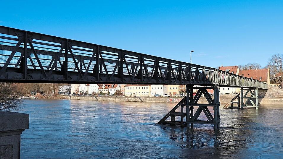 Der Eiserne Steg wurde 1947 aus Wehrmachtsbeständen provisorisch erbaut. Heute steht die Fußgängerbrücke unter Denkmalschutz. Der Eiserne Steg wurde 1947 aus Wehrmachtsbeständen provisorisch erbaut. Heute steht die Fußgängerbrücke unter Denkmalschutz.