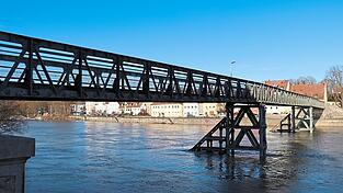 Der Eiserne Steg wurde 1947 aus Wehrmachtsbeständen provisorisch erbaut. Heute steht die Fußgängerbrücke unter Denkmalschutz. Der Eiserne Steg wurde 1947 aus Wehrmachtsbeständen provisorisch erbaut. Heute steht die Fußgängerbrücke unter Denkmalschutz.