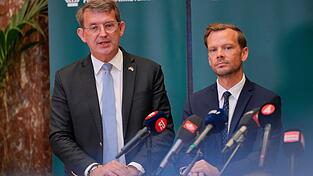 Sprechen von einem «hybriden Angriff»: Dänemarks Verteidigungsminister Troels Lund Poulsen und Justizminister Peter Hummelgaard.