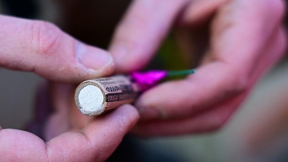 Die Kinder hatten den Böller laut Polizei am Neujahrstag aufgesammelt. (Symbolbild) Die Kinder hatten den Böller laut Polizei am Neujahrstag aufgesammelt. (Symbolbild)