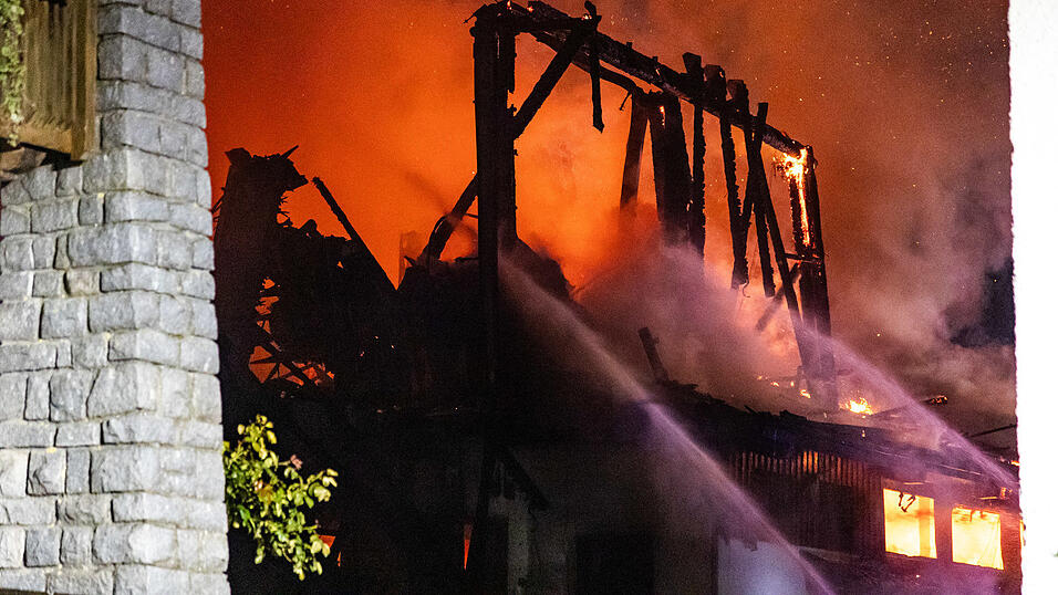 Bei Rinchnach brannte am fr&uuml;hen Sonntagmorgen ein Stall.