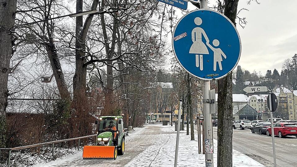 Glatte Gehwege im Raum Landshut sorgen f&uuml;r Dauereins&auml;tze der Bauh&ouml;fe.