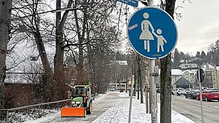 Glatte Gehwege im Raum Landshut sorgen für Dauereinsätze der Bauhöfe. Glatte Gehwege im Raum Landshut sorgen für Dauereinsätze der Bauhöfe.