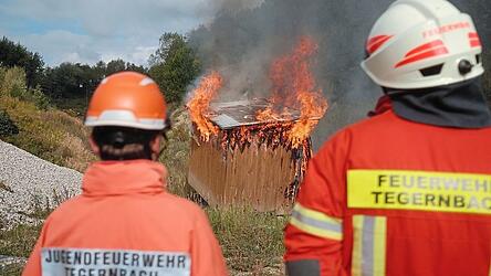 Die Jungfeuerwehr &uuml;bt die Brandbek&auml;mpfung a einer brennenden H&uuml;tte.
