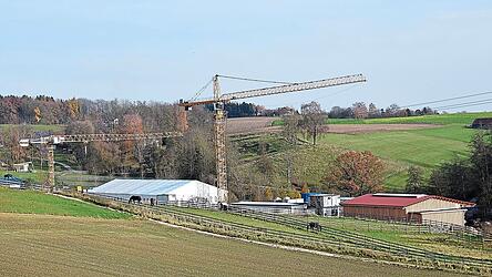 Die Baukräne sind von Weitem sichtbar. In Hartbeckerforst entsteht eine Reitanlage für hochkarätige Sportpferde. Die Baukräne sind von Weitem sichtbar. In Hartbeckerforst entsteht eine Reitanlage für hochkarätige Sportpferde.