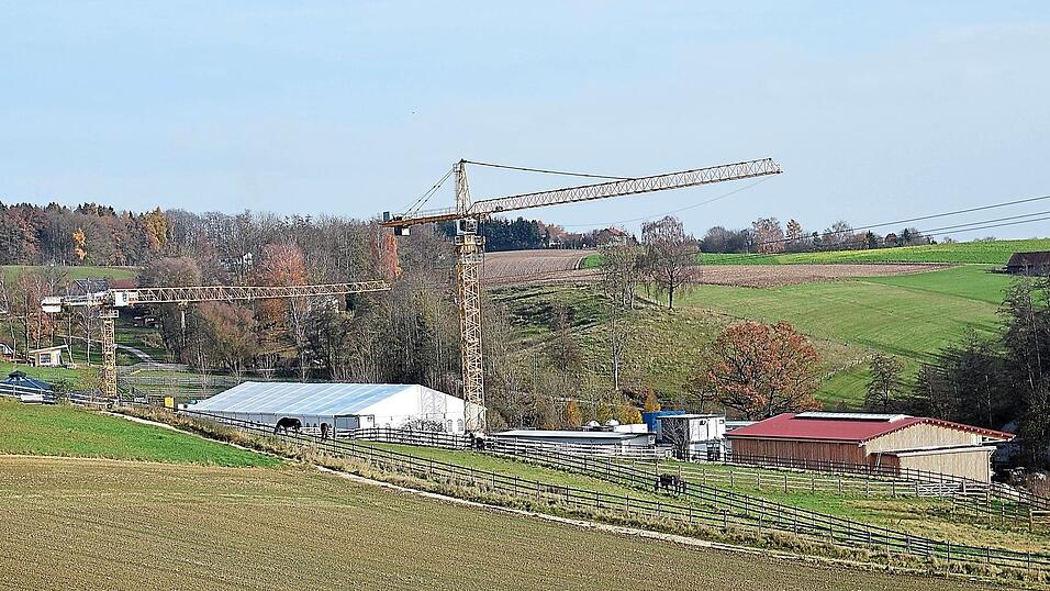 Die Baukräne sind von Weitem sichtbar. In Hartbeckerforst entsteht eine Reitanlage für hochkarätige Sportpferde.