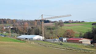 Die Baukräne sind von Weitem sichtbar. In Hartbeckerforst entsteht eine Reitanlage für hochkarätige Sportpferde. Die Baukräne sind von Weitem sichtbar. In Hartbeckerforst entsteht eine Reitanlage für hochkarätige Sportpferde.