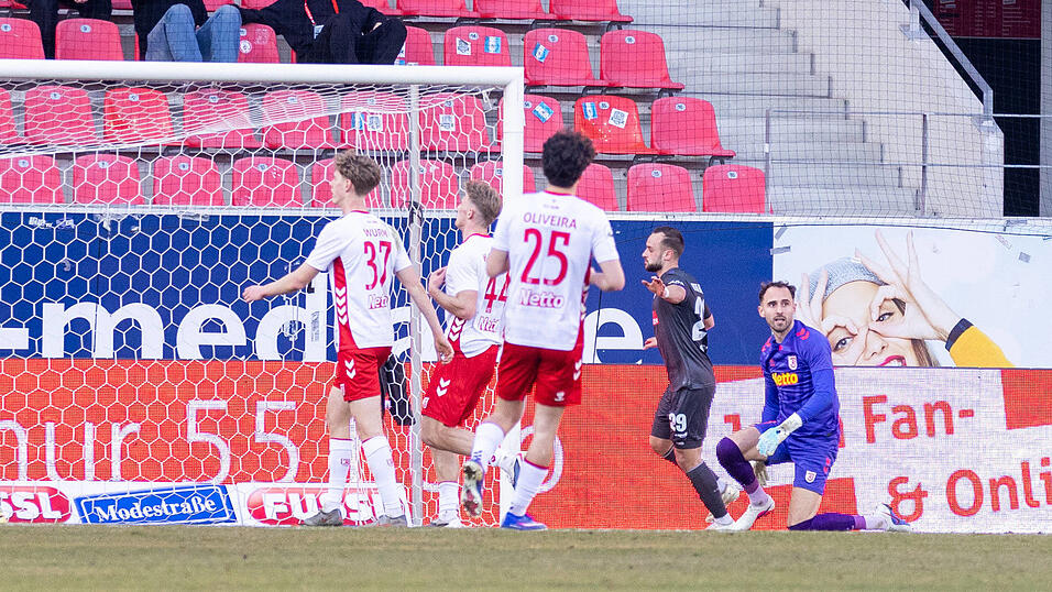 Der Jahn offenbart gegen ausgebuffte Osnabr&uuml;cker Defizite im Umschaltspiel: David Kopacz (2.v.r.) vollendet einen G&auml;stekonter zum 0:1.