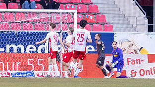 Der Jahn offenbart gegen ausgebuffte Osnabr&uuml;cker Defizite im Umschaltspiel: David Kopacz (2.v.r.) vollendet einen G&auml;stekonter zum 0:1.