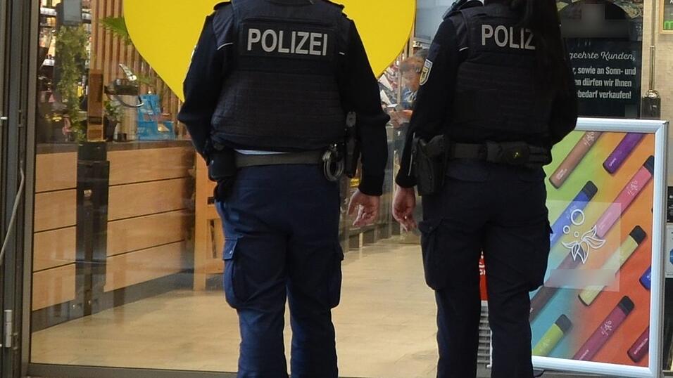 Die Polizei sucht nach den beiden T&auml;tern. (Symbolbild)
