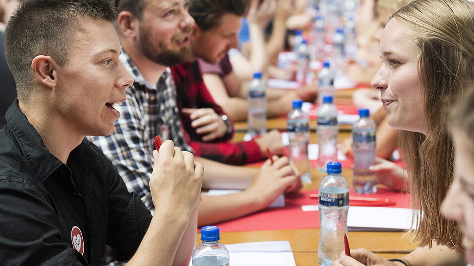 So oder so ähnlich könnte es auf einer von Fabian Gradls Speed-Dating-Veranstaltungen Ende September auch aussehen. Wo genau sie stattfinden werden, möchte er noch nicht verraten, um einen geschützten Rahmen zu schaffen. Was für ihn klar ist: Er möchte mehr persönliche Begegnungen ermöglichen. (Symbolfoto) So oder so ähnlich könnte es auf einer von Fabian Gradls Speed-Dating-Veranstaltungen Ende September auch aussehen. Wo genau sie stattfinden werden, möchte er noch nicht verraten, um einen geschützten Rahmen zu schaffen. Was für ihn klar ist: Er möchte mehr persönliche Begegnungen ermöglichen. (Symbolfoto)