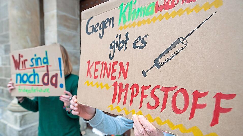 'Gegen Klimawandel gibt es keinen Impfstoff' hat eine Fridays for future-Aktivistin auf ihrem Schild stehen: Corona, befürchten Harald Lesch und Dr. Martin Herrmann, könnte erst der Anfang neuer Krankheiten sein, deren Auslöser der Klimawandel ist. 'Gegen Klimawandel gibt es keinen Impfstoff' hat eine Fridays for future-Aktivistin auf ihrem Schild stehen: Corona, befürchten Harald Lesch und Dr. Martin Herrmann, könnte erst der Anfang neuer Krankheiten sein, deren Auslöser der Klimawandel ist.