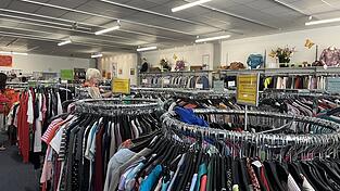 Der Rot-Kreuz-Laden bietet eine große Auswahl an Second-Hand-Kleidung.