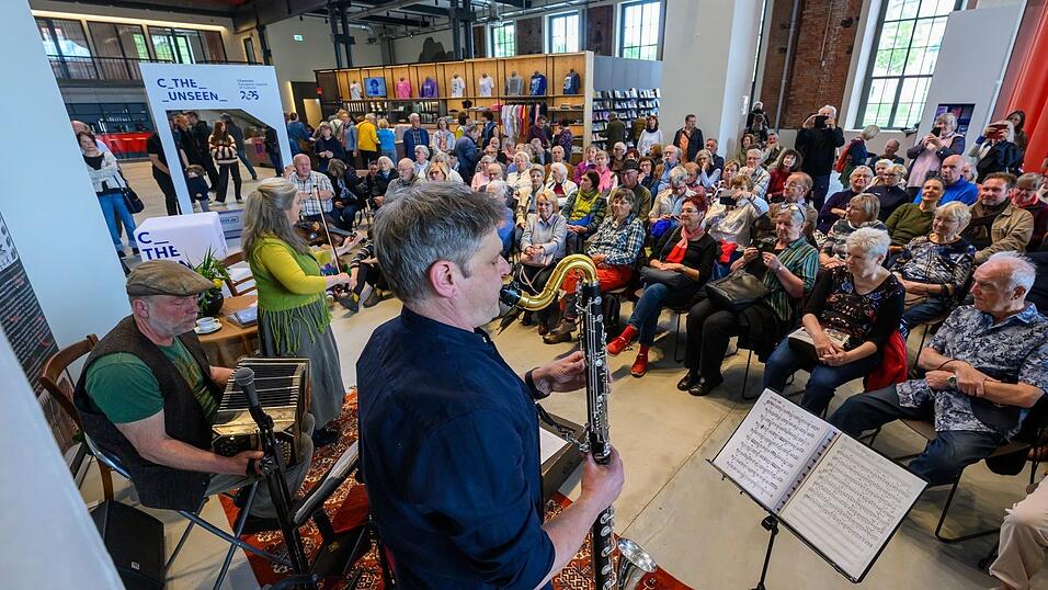 Besucher lauschen in der Hartmannfabrik einem Konzert der „Werkskapelle Naunhof“. Die historische Fabrikhalle wurde für die Kulturhauptstadt umfassend saniert und war als Besucherzentrum für viele Gäste erster Anlaufpunkt. (Archivbild)