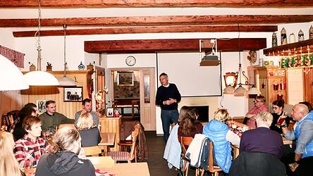 Nicht nur Toni Schmidt stellte in der gut gef&uuml;llten Stube des Gasthauses &bdquo;Stangerl&ldquo; seine Ideen vor.