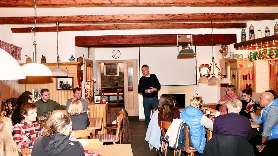 Nicht nur Toni Schmidt stellte in der gut gef&uuml;llten Stube des Gasthauses &bdquo;Stangerl&ldquo; seine Ideen vor.