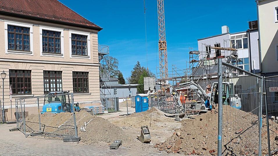 Zwei Baustellen in unmittelbarer Nachbarschaft: Innenhof Alte Knabenschule mit dahinterliegender Gabelsberger Apotheke.