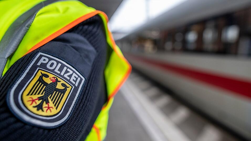 In einem Fernreisezug flog ein 46-J&auml;hriger bei einer Grenzkontrolle der Bundespolizei auf. (Symbolbild)