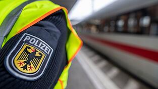 In einem Fernreisezug flog ein 46-J&auml;hriger bei einer Grenzkontrolle der Bundespolizei auf. (Symbolbild)