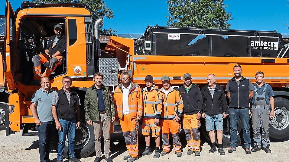 Bürgermeister Max Mader und Bauhofleiter Martin Holzner mit dem Team bewundern das neue Fahrzeug. Bürgermeister Max Mader und Bauhofleiter Martin Holzner mit dem Team bewundern das neue Fahrzeug.