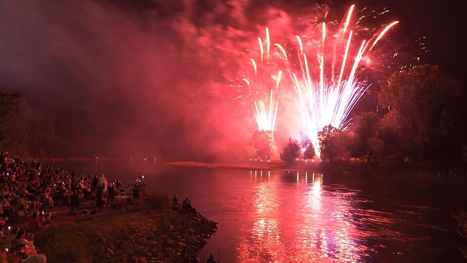 Mit einem bunten Feuerwerk wird die Lampionfahrt 2022 gefeiert.