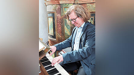 Wolfgang Kraus stellte bei der Orgelfahrt unter anderem die historische Orgel der Wallfahrtskirche Sossau vor.