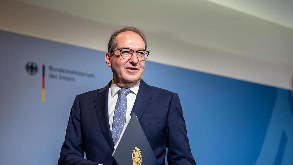 Bundesinnenminister Alexander Dobrindt nennt das neue Bundespolizeigesetz einen großen Wurf und kündigt den zügigen Aufbau neuer Strukturen zur Drohnenabwehr an. Bundesinnenminister Alexander Dobrindt nennt das neue Bundespolizeigesetz einen großen Wurf und kündigt den zügigen Aufbau neuer Strukturen zur Drohnenabwehr an.