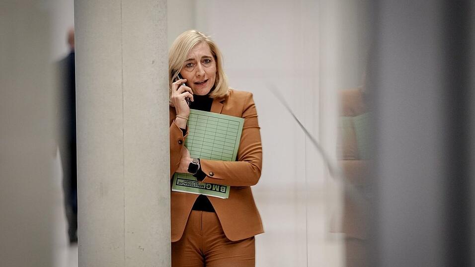 Gesundheitsministerin Warken plant eine gro&szlig;e Pflegereform. (Archivbild)