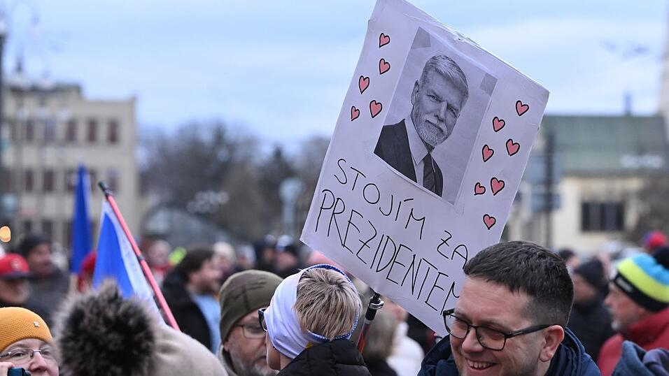 Menschen demonstrieren zur Unterst&uuml;tzung des tschechischen Pr&auml;sidenten Pavel in Pardubice (Pardubitz), Ostb&ouml;hmen. Auf dem Schild steht &laquo;Ich stehe zum Pr&auml;sidenten&raquo;.