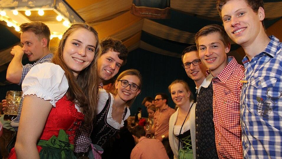 Die Fr&uuml;hjahrsdult 2017 in Landshut neigt sich dem Ende entgegen. Grund genug, noch einmal richtig in den Bierzelten zu feiern - abgerundet vom traditionellen Feuerwerk.