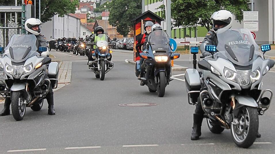 Begleitet von motorisierten Feldjägern verließ der Tross die Nordgau-Kaserne. Begleitet von motorisierten Feldjägern verließ der Tross die Nordgau-Kaserne.