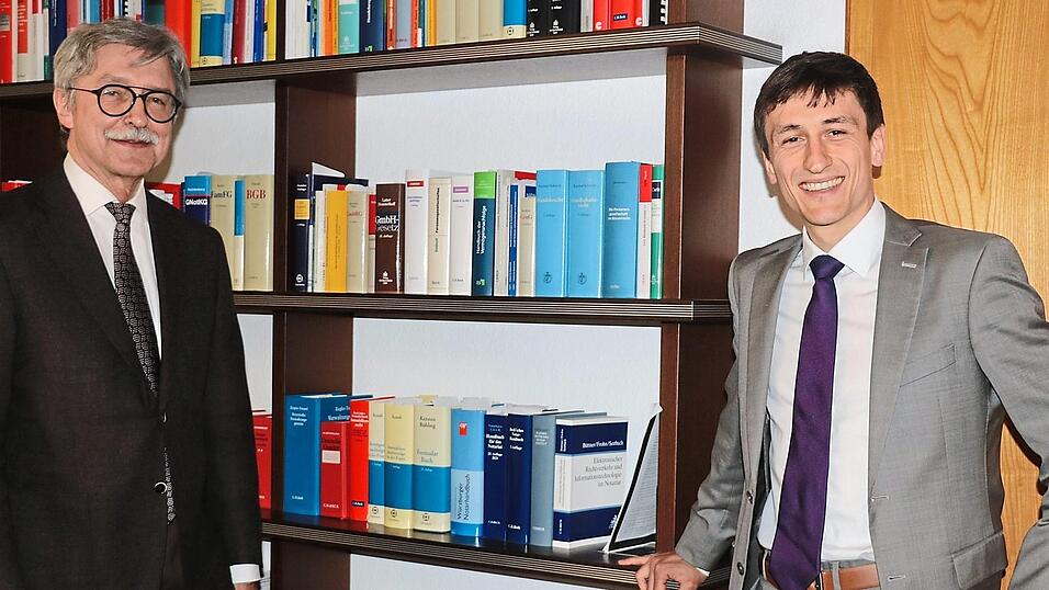 Auf den langjährigen Notar Günter Hasler (li.) folgt der 34-jährige Christoph Aumann. Auf den langjährigen Notar Günter Hasler (li.) folgt der 34-jährige Christoph Aumann.