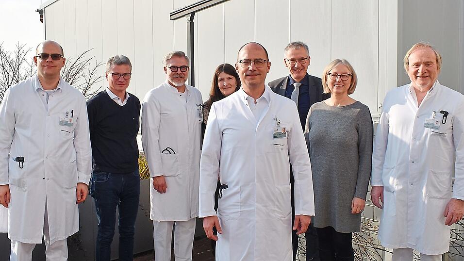 Begrüßten den neuen Chefarzt Professor Markus Radsak (vorne) am Donau-Isar-Klinikum: (v. l.) PD Florian Schwarz, Landrat Bernd Sibler, Ärztlicher Leiter Chefarzt Heribert Fröschl, Pflegedirektorin Anja Herzog, Landrat Werner Bumeder, Klinikvorstand Inge Wolff und Ärztlicher Leiter Chefarzt Professor Stefan Rath. Begrüßten den neuen Chefarzt Professor Markus Radsak (vorne) am Donau-Isar-Klinikum: (v. l.) PD Florian Schwarz, Landrat Bernd Sibler, Ärztlicher Leiter Chefarzt Heribert Fröschl, Pflegedirektorin Anja Herzog, Landrat Werner Bumeder, Klinikvorstand Inge Wolff und Ärztlicher Leiter Chefarzt Professor Stefan Rath.