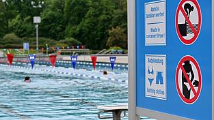 Ob Bürger das Gefühl haben, dass der Staat funktioniert, entscheidet sich dort, wo sie in Berührung mit ihm kommen: bei den Aufgaben der Städte und Gemeinden, zum Beispiel im Freibad. Ob Bürger das Gefühl haben, dass der Staat funktioniert, entscheidet sich dort, wo sie in Berührung mit ihm kommen: bei den Aufgaben der Städte und Gemeinden, zum Beispiel im Freibad.