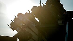 Nach dem Eindringen russischer Drohnen in den Luftraum der Nato will die Nato die Schutzmaßnahmen an der Ostflanke noch einmal verbessern. (Archivbild)