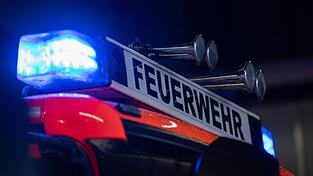 Die Feuerwehr l&ouml;schte die brennende Maschine. (Symbolbild)