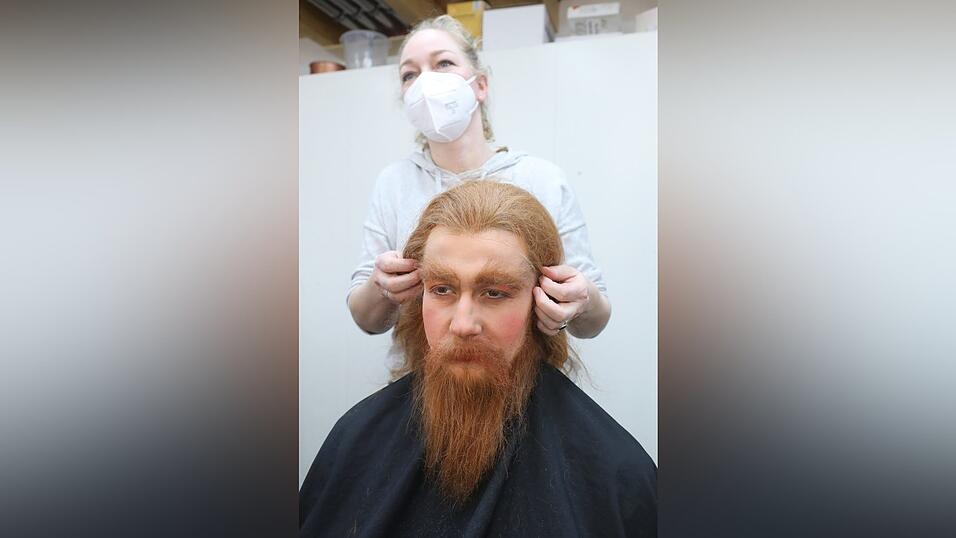 Christina Dusch, stellvertretende Chef-Maskenbildnerin, k&uuml;mmert sich um die Kopfhaare. Auch sie sind bronzefarben und h&auml;ngen bis unter die Schultern.