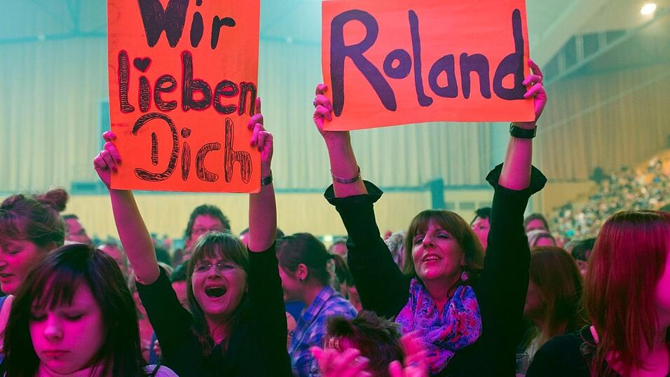 Weibliche Fans jubeln bei Auftritt von Schlagers&auml;nger Roland Kaiser am 08.03.2013 zum Auftakt seiner aktuellen Tournee in Schwerin (Mecklenburg-Vorpommern). Erstmals seit seiner Lungentransplantation im Jahr 2010 geht der 60-J&auml;hrige wieder auf Tour. Unter dem Titel 'Aff&auml;ren' sind 26 Konzerte geplant.