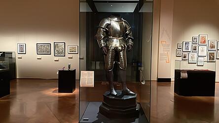 Der Feldharnisch wurde 1535/40 vom Landshuter Plattner Wolfgang Großschedel und dem Ätzmaler Ambrosius Gemlich für Konrad von Bemelberg (1494-1567) gefertigt.