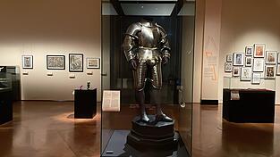 Der Feldharnisch wurde 1535/40 vom Landshuter Plattner Wolfgang Großschedel und dem Ätzmaler Ambrosius Gemlich für Konrad von Bemelberg (1494-1567) gefertigt.
