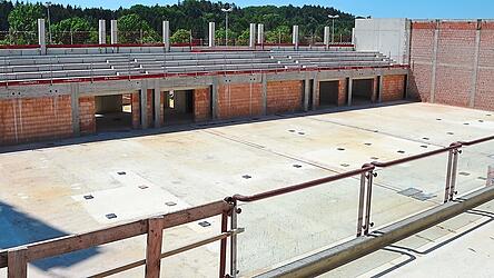 Auf der Baustelle l&auml;sst sich schon die neue &bdquo;S&uuml;dtrib&uuml;ne&ldquo; der k&uuml;nftigen Turnhalle der Hallertauer Mittelschule erahnen.