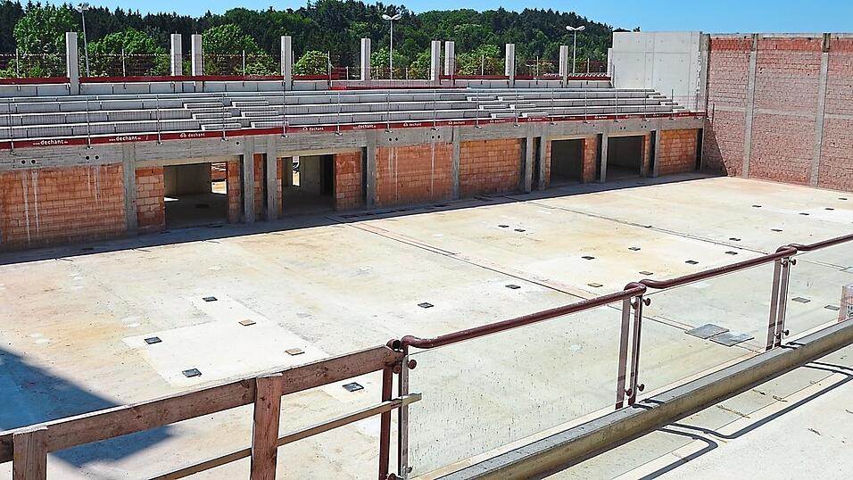 Auf der Baustelle l&auml;sst sich schon die neue &bdquo;S&uuml;dtrib&uuml;ne&ldquo; der k&uuml;nftigen Turnhalle der Hallertauer Mittelschule erahnen.