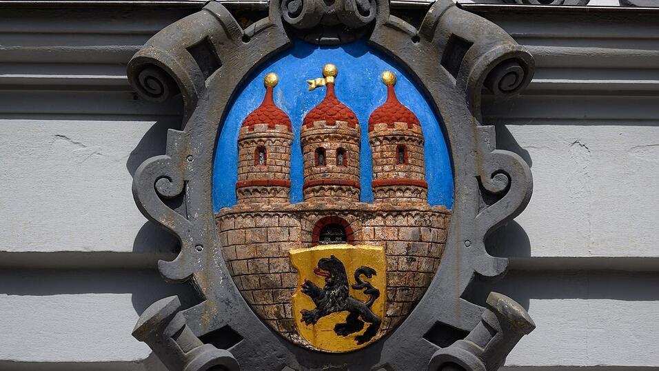 Das Stadtwappen von Freiberg. Die Stadt mit mehr als 40.000 Einwohnern hat eine lange Bergbautradition. (Symbolbild) Das Stadtwappen von Freiberg. Die Stadt mit mehr als 40.000 Einwohnern hat eine lange Bergbautradition. (Symbolbild)