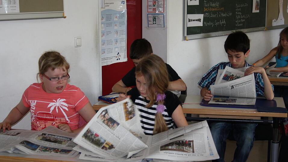 Vor allem der Plattlinger Lokalteil und die Kindernachrichten interessierten die Schüler von Ulrike Löw in der Grundschule Plattling. (Foto: Tanja Pfeffer) Vor allem der Plattlinger Lokalteil und die Kindernachrichten interessierten die Schüler von Ulrike Löw in der Grundschule Plattling. (Foto: Tanja Pfeffer)