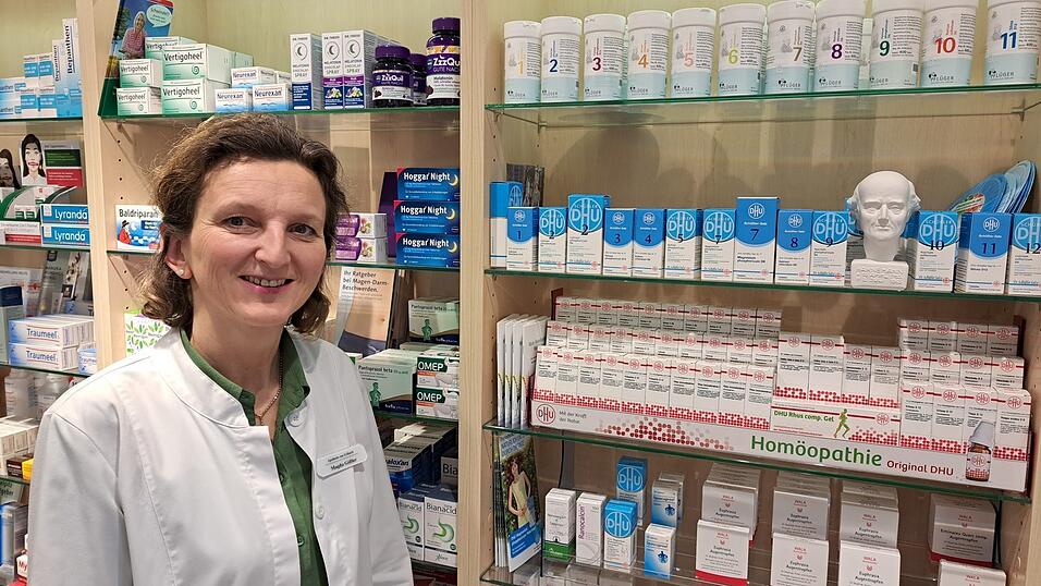 Magda Gößler verkauft und berät als Apothekerin zu homöopathischen Mitteln und Naturheilkunde. Magda Gößler verkauft und berät als Apothekerin zu homöopathischen Mitteln und Naturheilkunde.