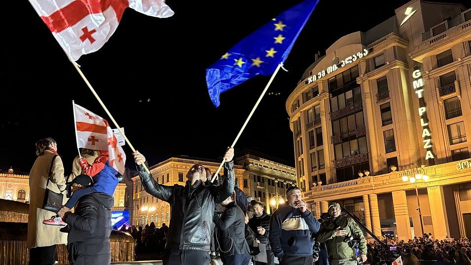 Menschen demonstrierten in der georgischen Hauptstadt. Die Veranstaltung wenige Tage vor der Parlamentswahl in der S&uuml;dkaukasusrepublik stand unter dem Motto 'Georgien w&auml;hlt die Europ&auml;ische Union'. Bei den Parlamentswahlen siegte allerdings offiziell das Regierungslager 'Georgischer Traum'. Es steht der Vorwurf der Wahlf&auml;lschung im Raum.