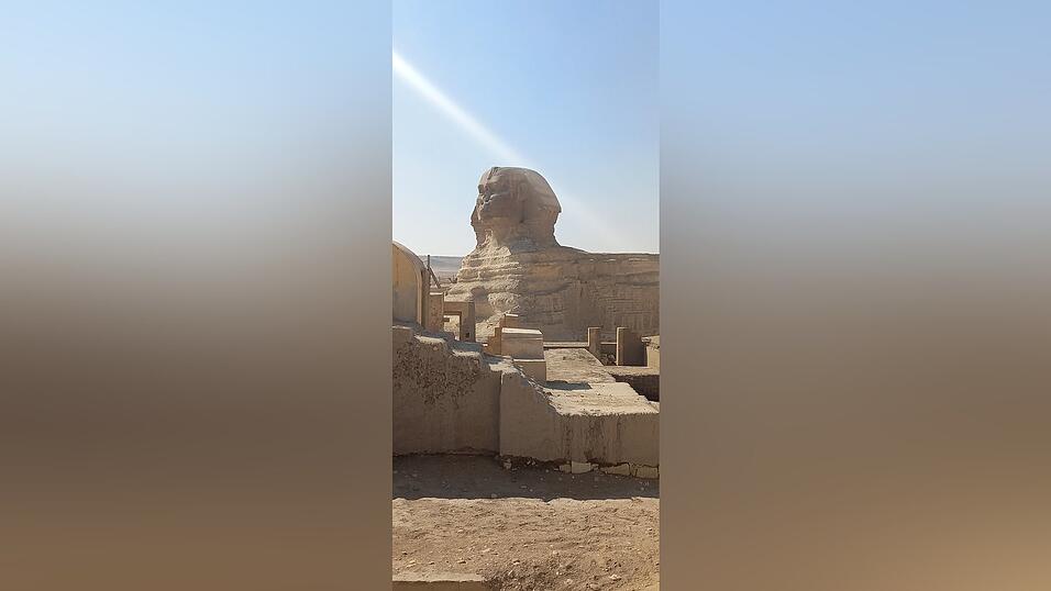Die Große Sphinx von Gizeh, ein liegender Löwe mit einem Menschenkopf.