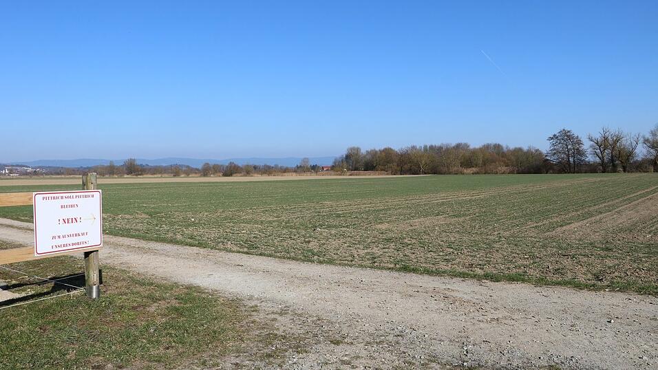 'Pittrich soll Pittrich bleiben - Nein zum Ausverkauf unseres Dorfes steht auf dem Schild gegenüber des Feldes, auf dem 19 Bauparzellen enstehen sollen.